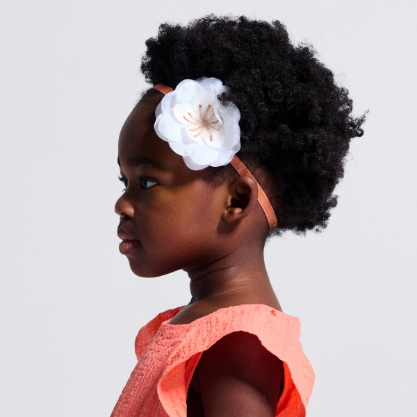 عصابة رأس مرصعة بزهرة من القماش، باللون الأبيض للفتيات الصغيرات